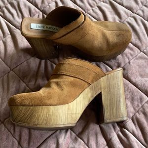 Suede clogs